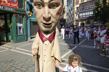 Fotos de la salida de la Comparsa de Gigantes y Cabezudos este 14 de julio de San Fermín 2025.