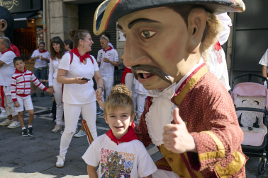 Fotos de la salida de la Comparsa de Gigantes y Cabezudos este 14 de julio de San Fermín 2025.