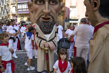 Fotos de la salida de la Comparsa de Gigantes y Cabezudos este 14 de julio de San Fermín 2025.
