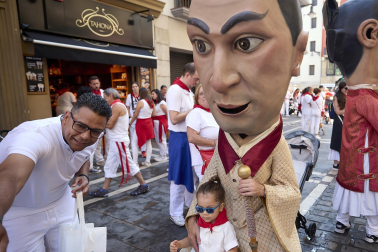 Fotos de la salida de la Comparsa de Gigantes y Cabezudos este 14 de julio de San Fermín 2025.