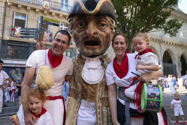 Fotos de la salida de la Comparsa de Gigantes y Cabezudos este 14 de julio de San Fermín 2025.