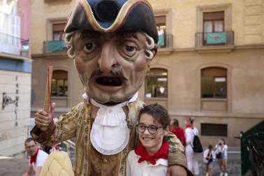 Fotos de la salida de la Comparsa de Gigantes y Cabezudos este 14 de julio de San Fermín 2025.
