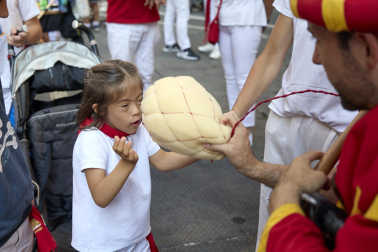 Fotos de la salida de la Comparsa de Gigantes y Cabezudos este 14 de julio de San Fermín 2025.