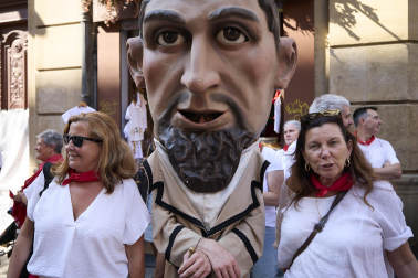 Fotos de la salida de la Comparsa de Gigantes y Cabezudos este 14 de julio de San Fermín 2025.