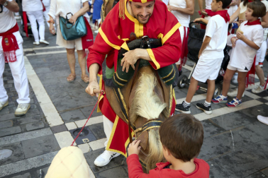 Fotos de la salida de la Comparsa de Gigantes y Cabezudos este 14 de julio de San Fermín 2025.