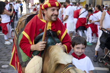 Fotos de la salida de la Comparsa de Gigantes y Cabezudos este 14 de julio de San Fermín 2025.