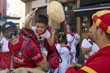 Fotos de la salida de la Comparsa de Gigantes y Cabezudos este 14 de julio de San Fermín 2025.