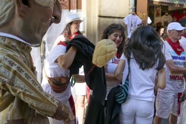 Fotos de la salida de la Comparsa de Gigantes y Cabezudos este 14 de julio de San Fermín 2025.