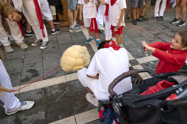 Fotos de la salida de la Comparsa de Gigantes y Cabezudos este 14 de julio de San Fermín 2025.