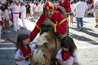 Fotos de la salida de la Comparsa de Gigantes y Cabezudos este 14 de julio de San Fermín 2025.