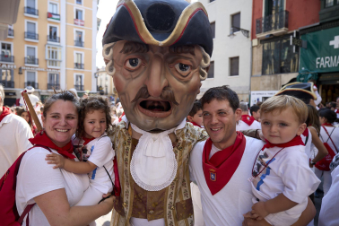 Fotos de la salida de la Comparsa de Gigantes y Cabezudos este 14 de julio de San Fermín 2025.