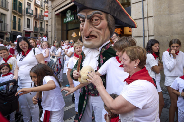 Fotos de la salida de la Comparsa de Gigantes y Cabezudos este 14 de julio de San Fermín 2025.