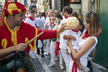 Fotos de la salida de la Comparsa de Gigantes y Cabezudos este 14 de julio de San Fermín 2025.