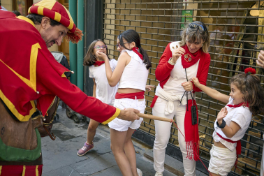 Fotos de la salida de la Comparsa de Gigantes y Cabezudos este 14 de julio de San Fermín 2025.