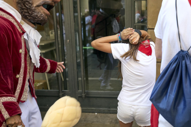 Fotos de la salida de la Comparsa de Gigantes y Cabezudos este 14 de julio de San Fermín 2025.