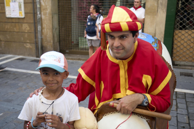 Fotos de la salida de la Comparsa de Gigantes y Cabezudos este 14 de julio de San Fermín 2025.
