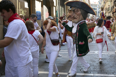 Fotos de la salida de la Comparsa de Gigantes y Cabezudos este 14 de julio de San Fermín 2025.