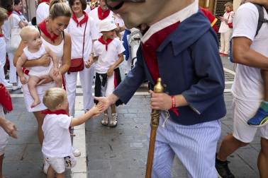 Fotos de la salida de la Comparsa de Gigantes y Cabezudos este 14 de julio de San Fermín 2025.