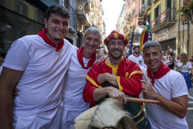 Fotos de la salida de la Comparsa de Gigantes y Cabezudos este 14 de julio de San Fermín 2025.