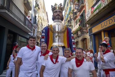 Fotos de la salida de la Comparsa de Gigantes y Cabezudos este 14 de julio de San Fermín 2025.
