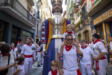 Fotos de la salida de la Comparsa de Gigantes y Cabezudos este 14 de julio de San Fermín 2025.