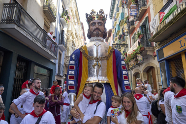 Fotos de la salida de la Comparsa de Gigantes y Cabezudos este 14 de julio de San Fermín 2025.