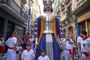 Fotos de la salida de la Comparsa de Gigantes y Cabezudos este 14 de julio de San Fermín 2025.