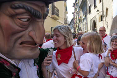Fotos de la salida de la Comparsa de Gigantes y Cabezudos este 14 de julio de San Fermín 2025.