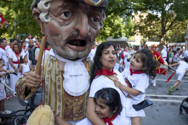 Fotos de la salida de la Comparsa de Gigantes y Cabezudos este 14 de julio de San Fermín 2025.