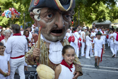 Fotos de la salida de la Comparsa de Gigantes y Cabezudos este 14 de julio de San Fermín 2025.