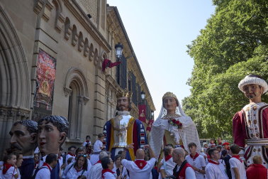 Fotos de la salida de la Comparsa de Gigantes y Cabezudos este 14 de julio de San Fermín 2025.