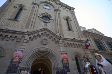 Fotos de la salida de la Comparsa de Gigantes y Cabezudos este 14 de julio de San Fermín 2025.