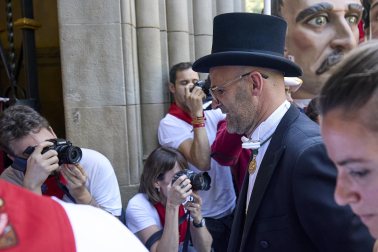 Fotos de la salida de la Comparsa de Gigantes y Cabezudos este 14 de julio de San Fermín 2025.