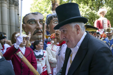 Fotos de la salida de la Comparsa de Gigantes y Cabezudos este 14 de julio de San Fermín 2025.