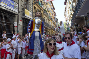 Fotos de la salida de la Comparsa de Gigantes y Cabezudos este 14 de julio de San Fermín 2025.