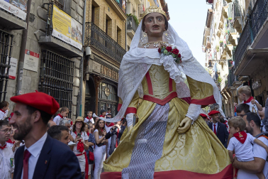 Fotos de la salida de la Comparsa de Gigantes y Cabezudos este 14 de julio de San Fermín 2025.