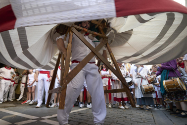 Fotos de la salida de la Comparsa de Gigantes y Cabezudos este 14 de julio de San Fermín 2025.
