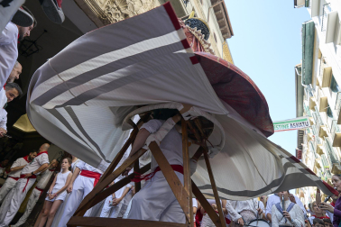 Fotos de la salida de la Comparsa de Gigantes y Cabezudos este 14 de julio de San Fermín 2025.