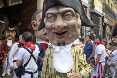 Fotos de la salida de la Comparsa de Gigantes y Cabezudos este 14 de julio de San Fermín 2025.