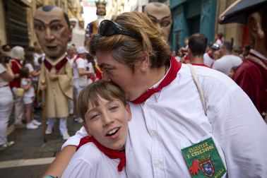 Fotos de la salida de la Comparsa de Gigantes y Cabezudos este 14 de julio de San Fermín 2025.