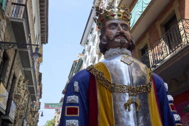 Fotos de la salida de la Comparsa de Gigantes y Cabezudos este 14 de julio de San Fermín 2025.
