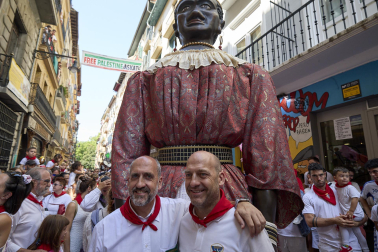 Fotos de la salida de la Comparsa de Gigantes y Cabezudos este 14 de julio de San Fermín 2025.