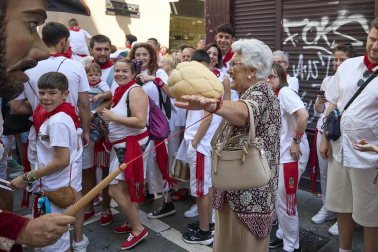 Fotos de la salida de la Comparsa de Gigantes y Cabezudos este 14 de julio de San Fermín 2025.