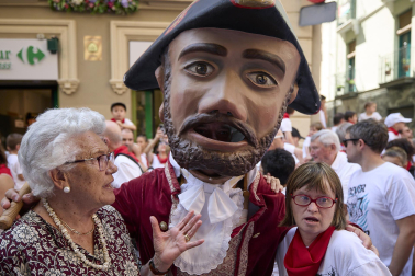 Fotos de la salida de la Comparsa de Gigantes y Cabezudos este 14 de julio de San Fermín 2025.
