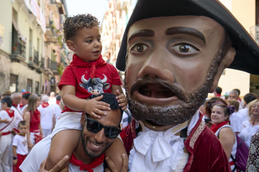 Fotos de la salida de la Comparsa de Gigantes y Cabezudos este 14 de julio de San Fermín 2025.