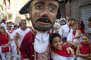 Fotos de la salida de la Comparsa de Gigantes y Cabezudos este 14 de julio de San Fermín 2025.