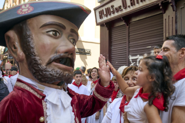 Fotos de la salida de la Comparsa de Gigantes y Cabezudos este 14 de julio de San Fermín 2025.