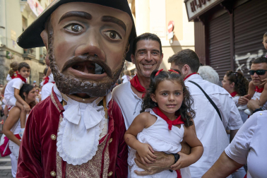 Fotos de la salida de la Comparsa de Gigantes y Cabezudos este 14 de julio de San Fermín 2025.