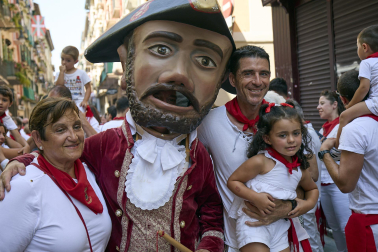 Fotos de la salida de la Comparsa de Gigantes y Cabezudos este 14 de julio de San Fermín 2025.