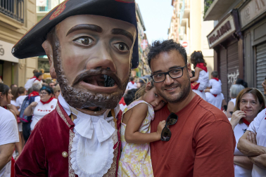 Fotos de la salida de la Comparsa de Gigantes y Cabezudos este 14 de julio de San Fermín 2025.